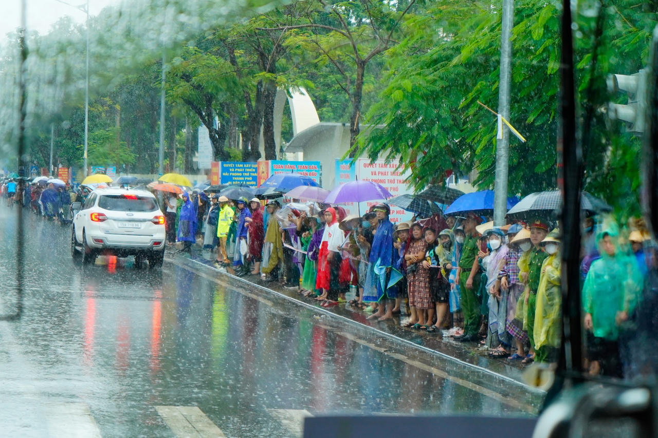 Dòng người tiễn đưa “bác Lê Thành” về với đất Mẹ