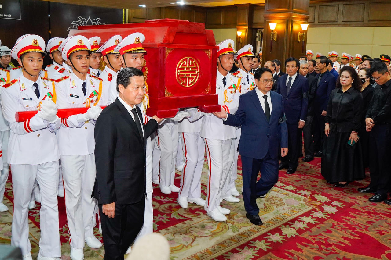 Dòng người tiễn đưa “bác Lê Thành” về với đất Mẹ