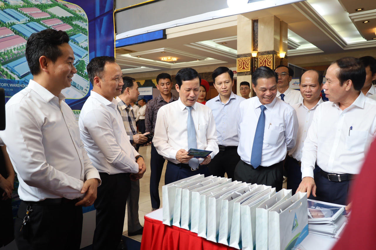 Lãnh đạo 4 tỉnh thành bàn việc liên kết để phát triển KCN trục cao tốc phía Đông miền Bắc