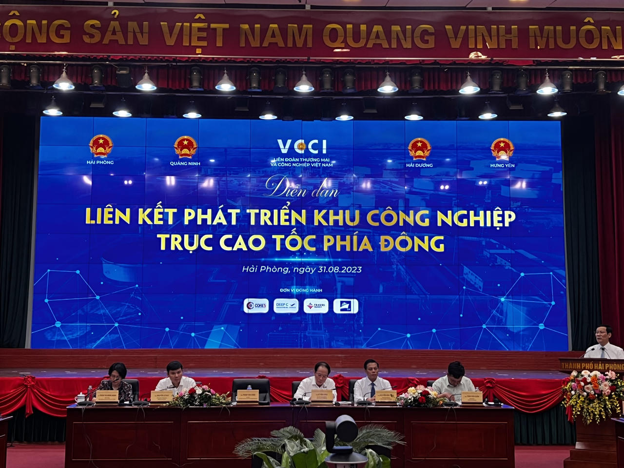 Lãnh đạo 4 tỉnh thành bàn việc liên kết để phát triển KCN trục cao tốc phía Đông miền Bắc