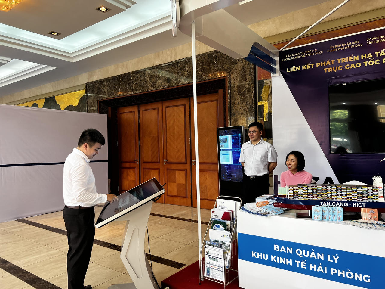 Lãnh đạo 4 tỉnh thành bàn việc liên kết để phát triển KCN trục cao tốc phía Đông miền Bắc