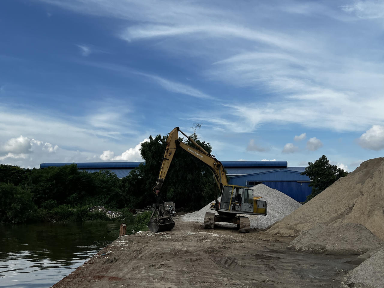 Hải Phòng “tuýt còi” hoạt động của xưởng chế biến chân gà có “ruồi bậu”