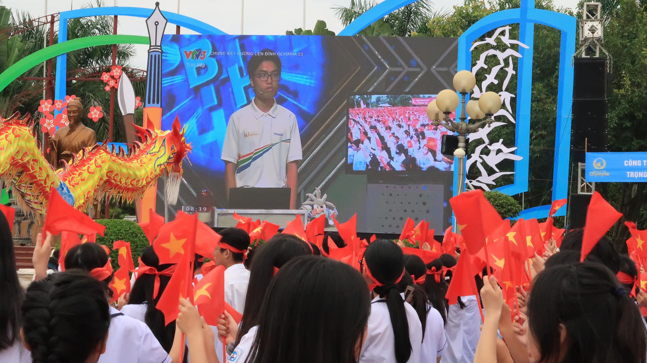 Hàng vạn người 'tiếp lửa' cho 4 nhà leo núi Olympia 2023