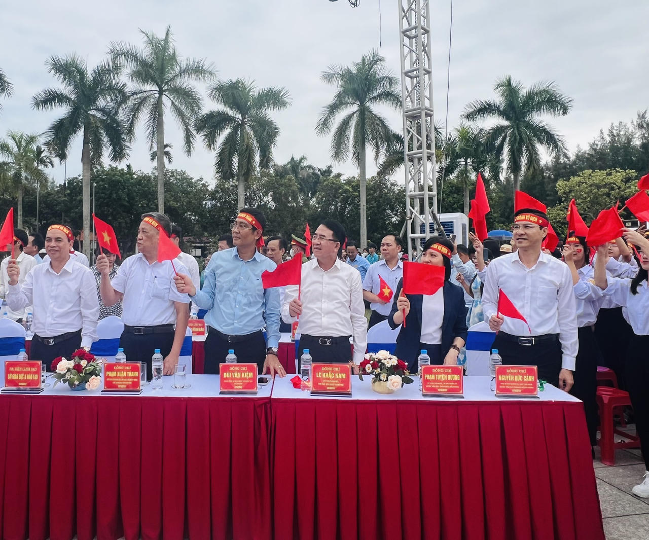 Hàng vạn người 'tiếp lửa' cho 4 nhà leo núi Olympia 2023