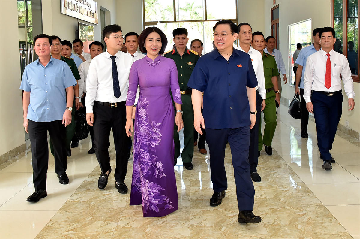 Chủ tịch Quốc hội Vương Đình Huệ tiếp xúc cử tri tại Hải Phòng