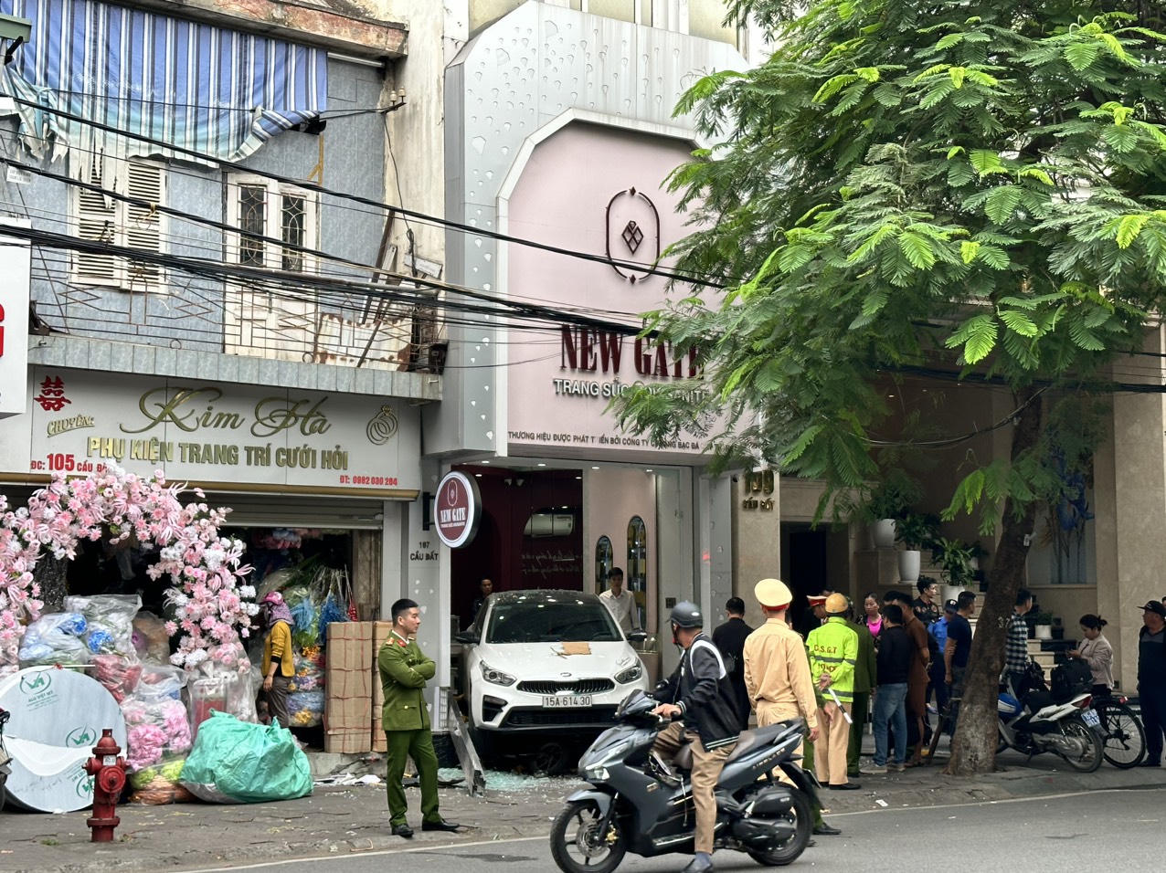 Nữ tài xế đạp nhầm chân ga, ô tô lao vào cửa hàng trang sức khiến 1 người tử vong