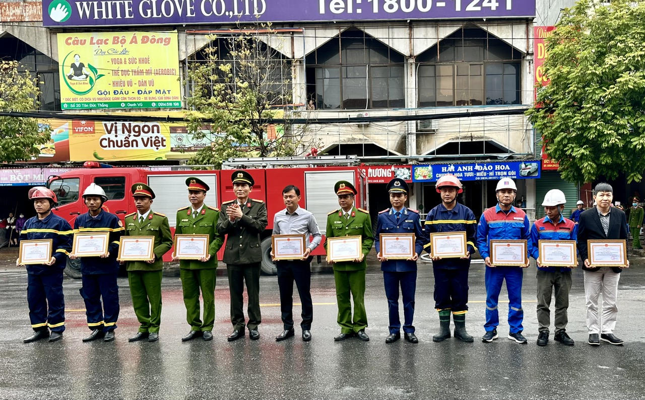 1.000 người tham gia diễn tập phòng cháy chữa cháy tại chợ An Dương