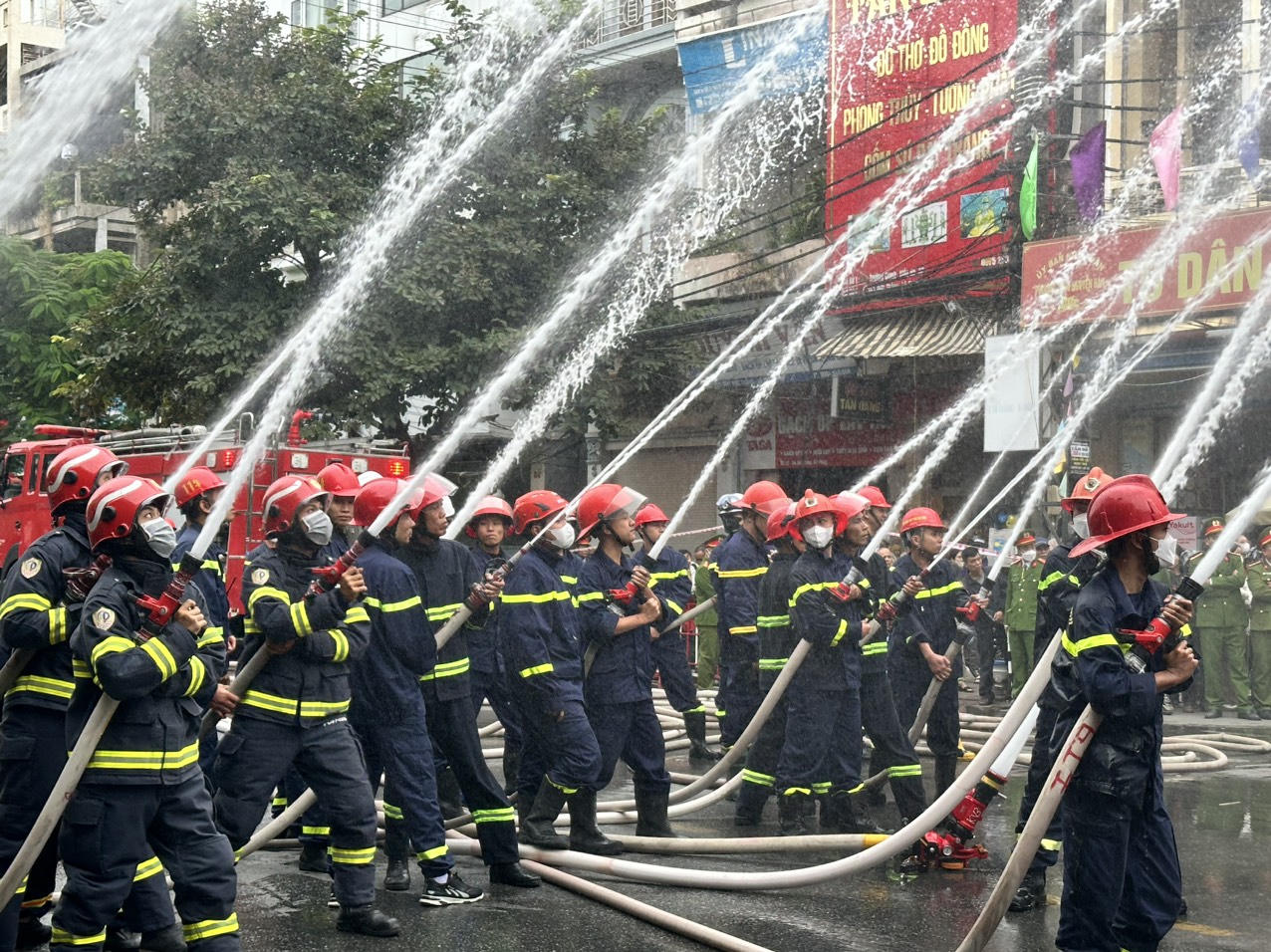 1.000 người tham gia diễn tập phòng cháy chữa cháy tại chợ An Dương