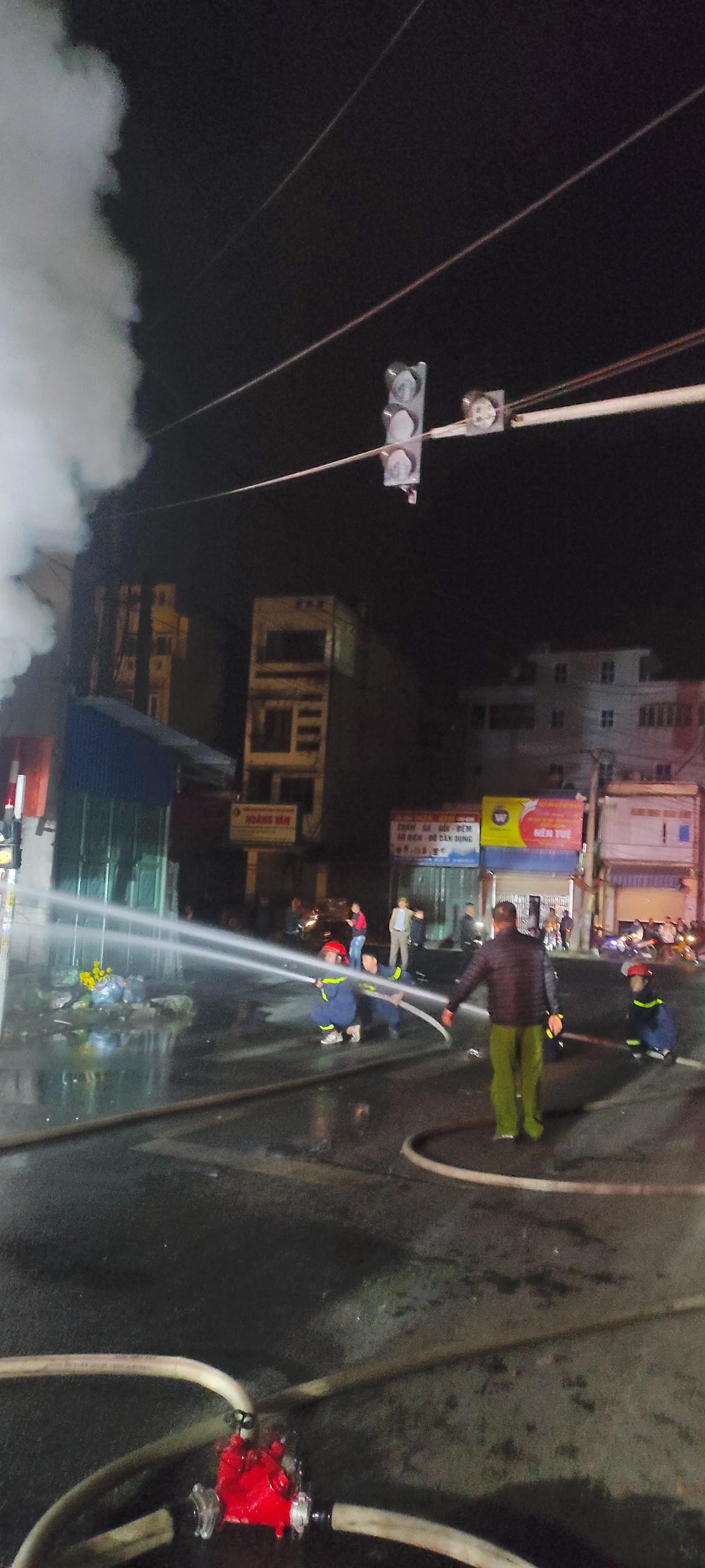 Cháy lớn tại cửa hàng kinh doanh thiết bị nước