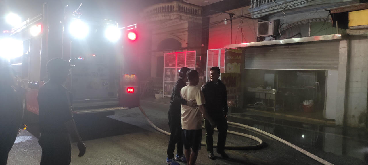 Cháy lớn tại cửa hàng kinh doanh thiết bị nước