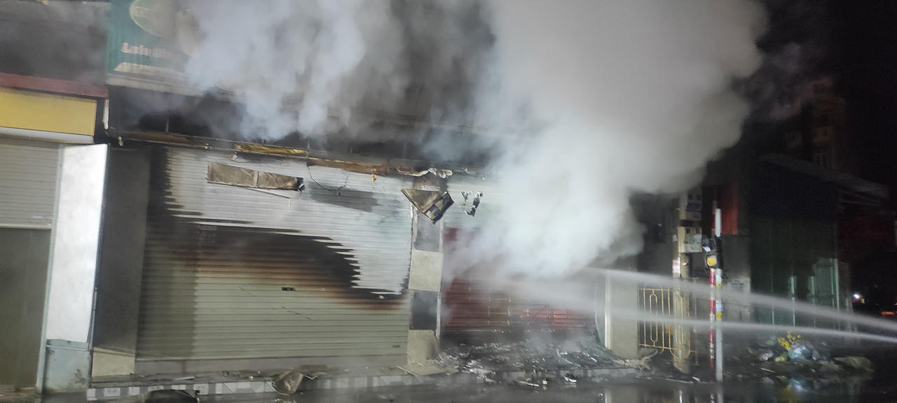 Cháy lớn tại cửa hàng kinh doanh thiết bị nước