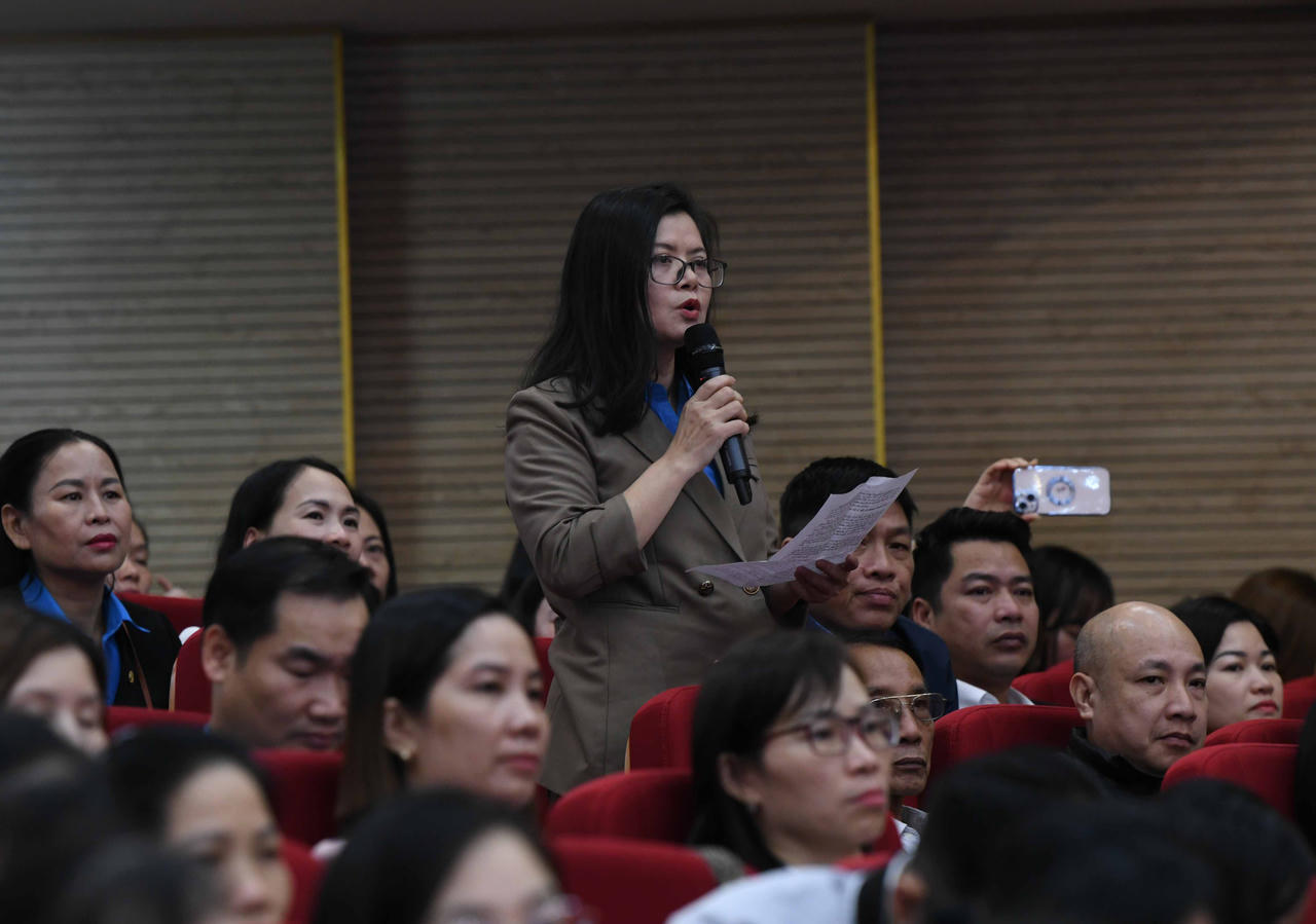 Chủ tịch Quốc hội Vương Đình Huệ tiếp xúc cử tri tại Hải Phòng