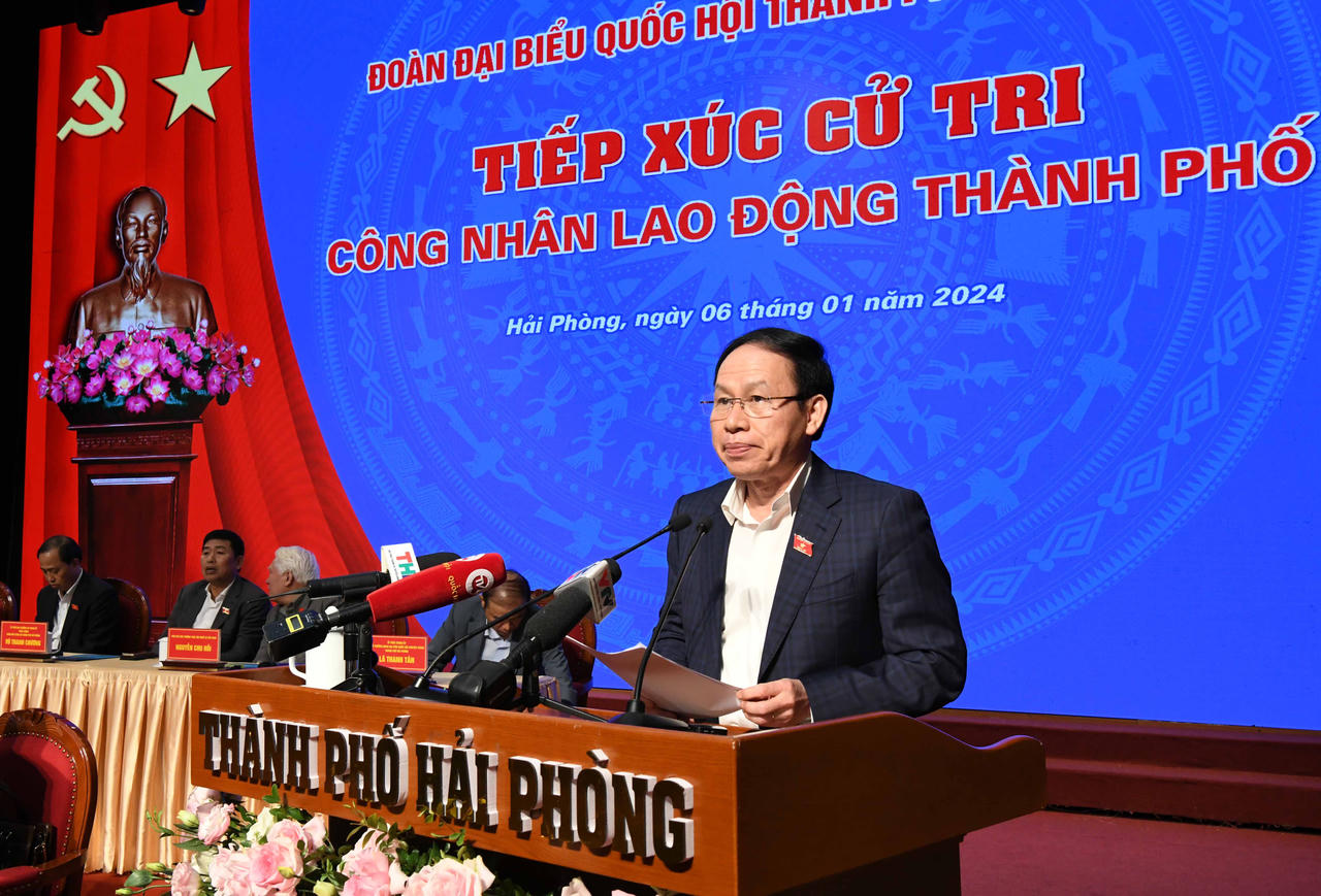 Chủ tịch Quốc hội Vương Đình Huệ tiếp xúc cử tri tại Hải Phòng