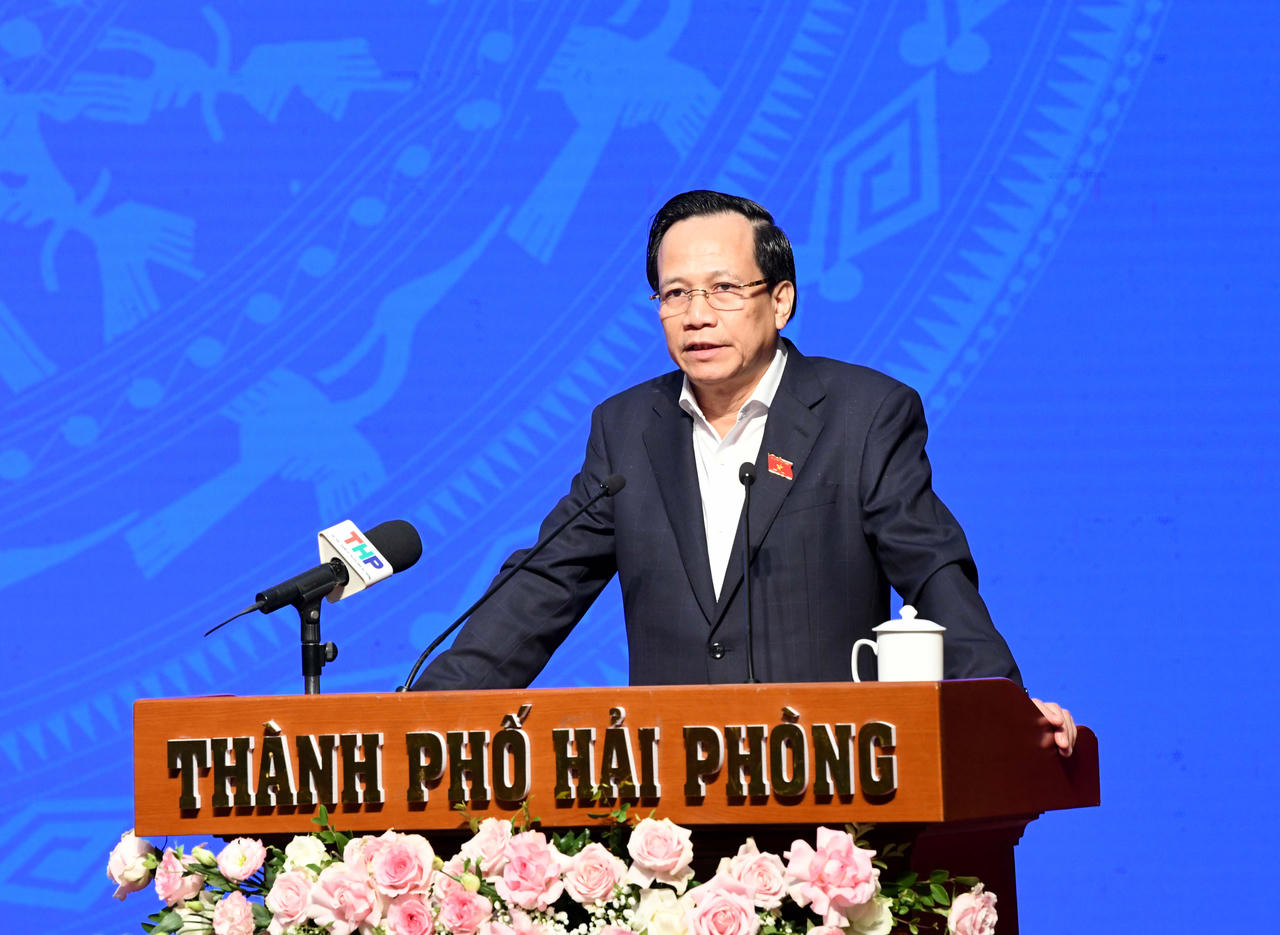 Chủ tịch Quốc hội Vương Đình Huệ tiếp xúc cử tri tại Hải Phòng