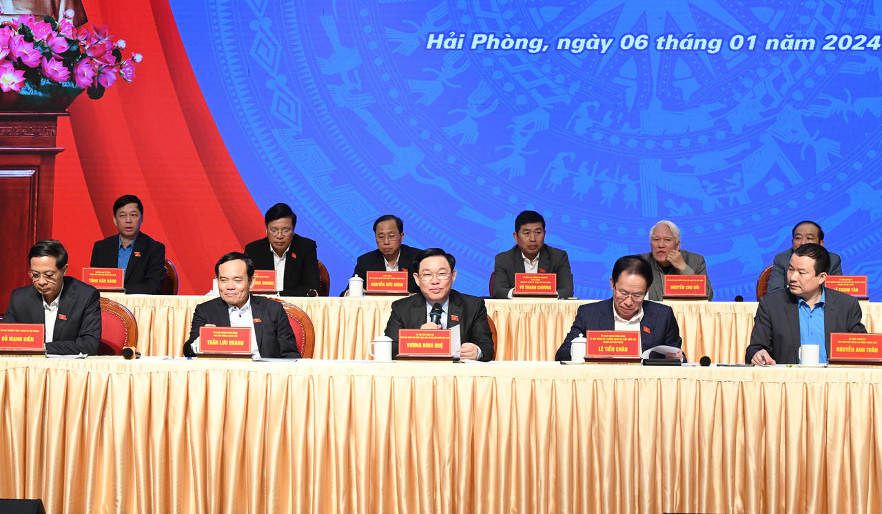 Chủ tịch Quốc hội Vương Đình Huệ tiếp xúc cử tri tại Hải Phòng