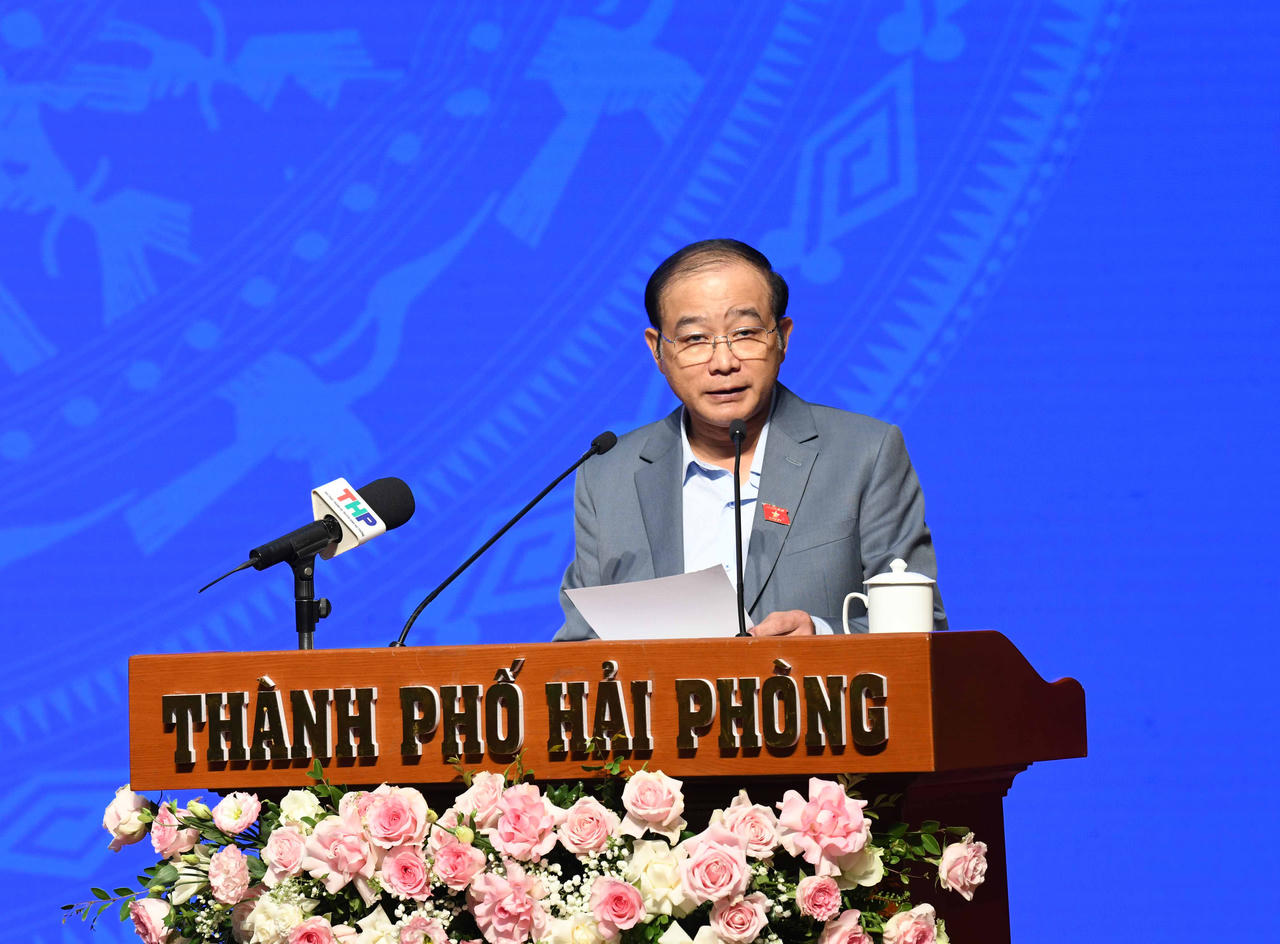 Chủ tịch Quốc hội Vương Đình Huệ tiếp xúc cử tri tại Hải Phòng