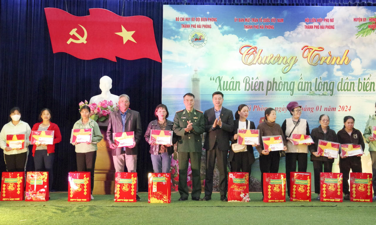 BĐBP Hải Phòng trao 500 suất quà Tết tặng người dân vùng biển 