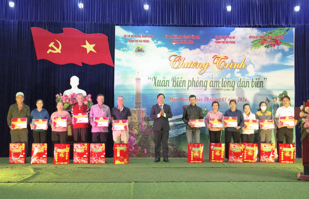 BĐBP Hải Phòng trao 500 suất quà Tết tặng người dân vùng biển 