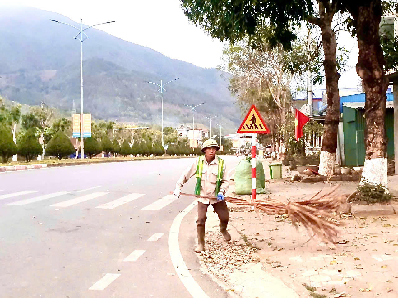 Hợp tác xã vệ sinh môi trường Mai Thoa năng động, vượt khó, tạo việc làm cho lao động nghèo tại địa phương 