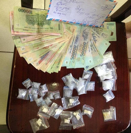 Cất giấu 32 gói ma túy trong chân giả hòng qua mắt 141