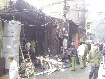 Hà Nội: Chập điện, cháy xưởng gỗ trên phố Đê La Thành