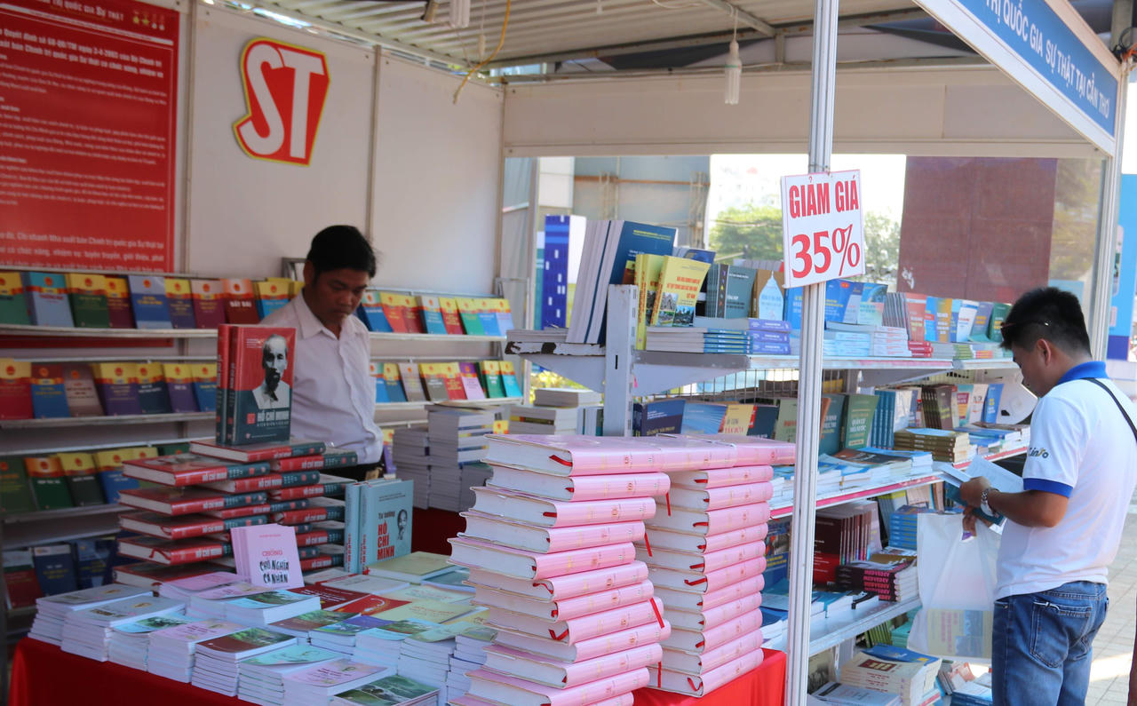 Hội sách TP Cần Thơ: Đa dạng các đầu sách pháp luật, lý luận chính trị 