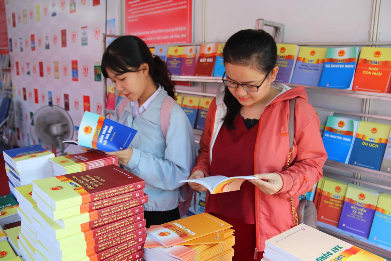 Hội sách TP Cần Thơ: Đa dạng các đầu sách pháp luật, lý luận chính trị 