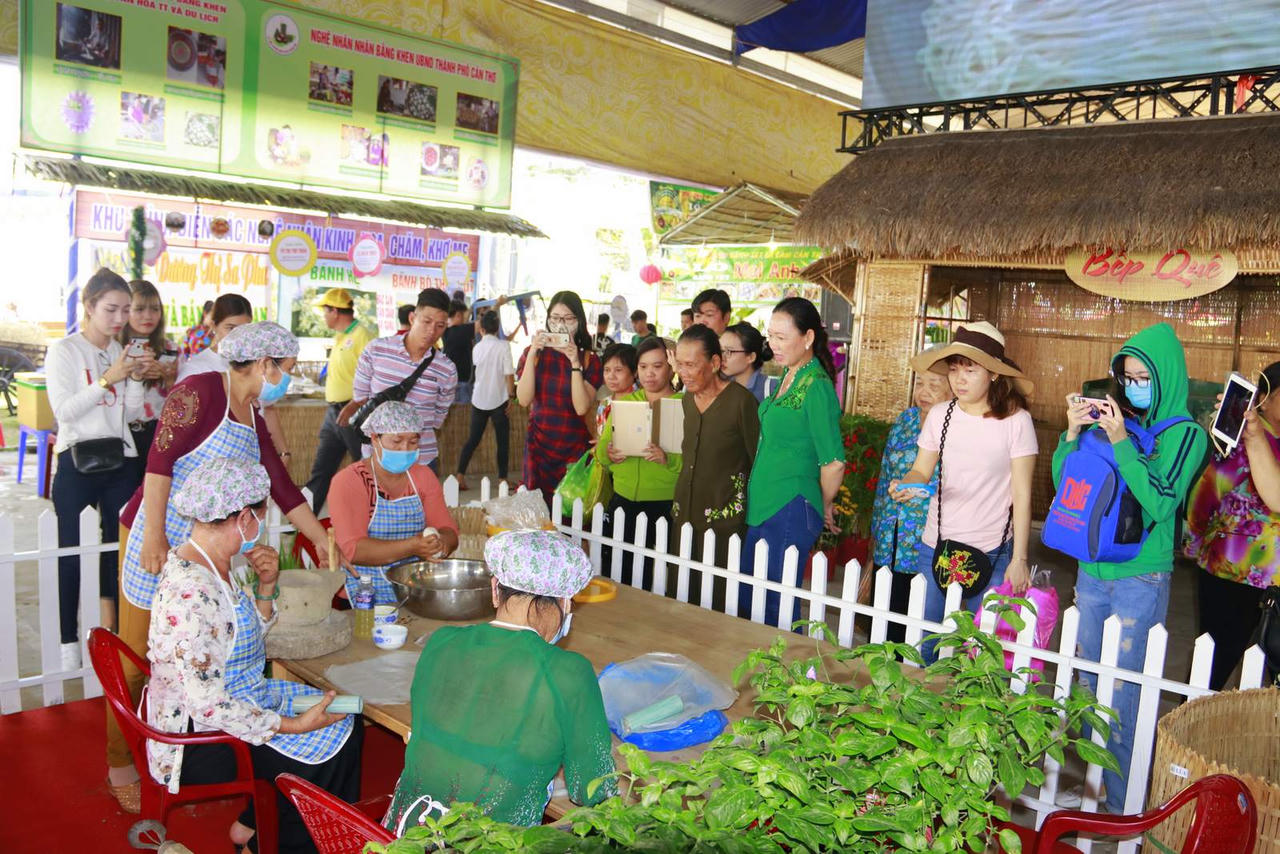 Khai mạc Lễ hội bánh dân gian Nam Bộ lần VIII