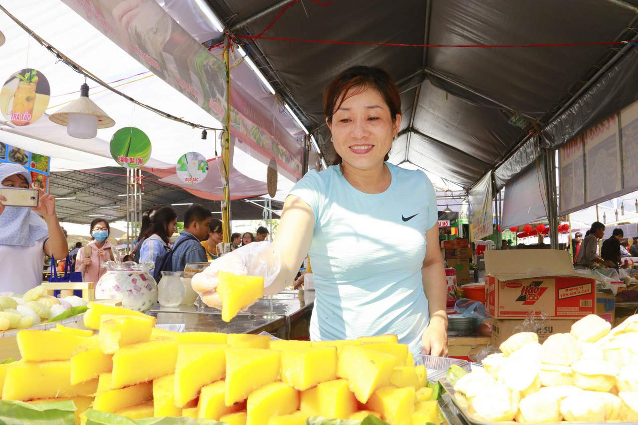 Khai mạc Lễ hội bánh dân gian Nam Bộ lần VIII