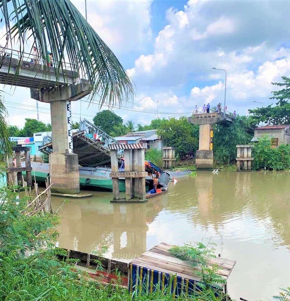 Sập cầu, xe tải và 3 người rơi xuống sông