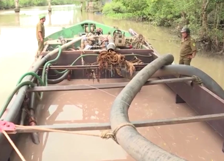 Công an nổ súng, cát tặc vẫn chạy trốn