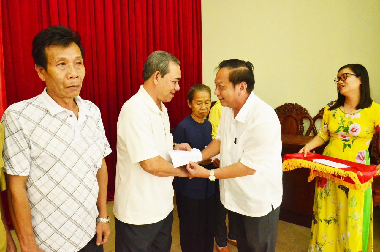  Bí thư Thành ủy Cần Thơ thăm hỏi tặng quà  gia đình chính sách