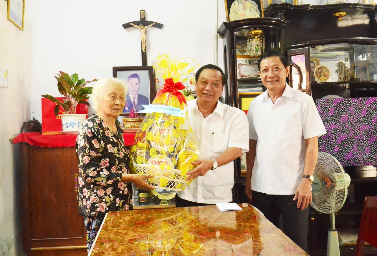  Bí thư Thành ủy Cần Thơ thăm hỏi tặng quà  gia đình chính sách