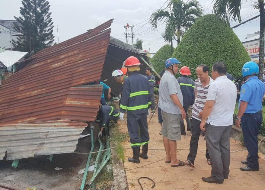 Lốc xoáy cuốn sập và tốc mái 75 căn nhà ở Cần Thơ 