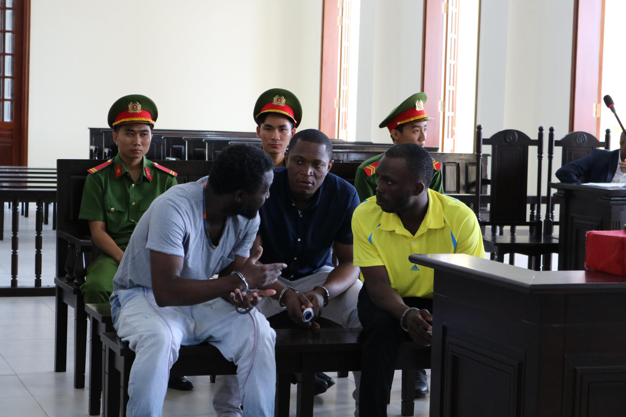 Nhiều phụ nữ dính bẫy 'biến giấy trắng thành tiền' của 3 nam thanh niên nước ngoài