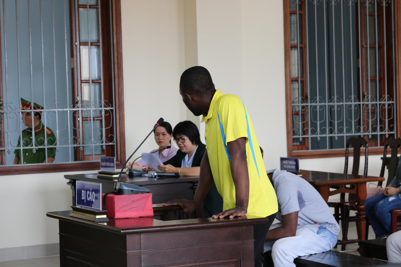 Nhiều phụ nữ dính bẫy 'biến giấy trắng thành tiền' của 3 nam thanh niên nước ngoài