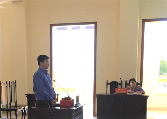 Được thu ngân nhờ thu tiền bán hàng, nam bảo vệ thừa cơ giấu túi riêng