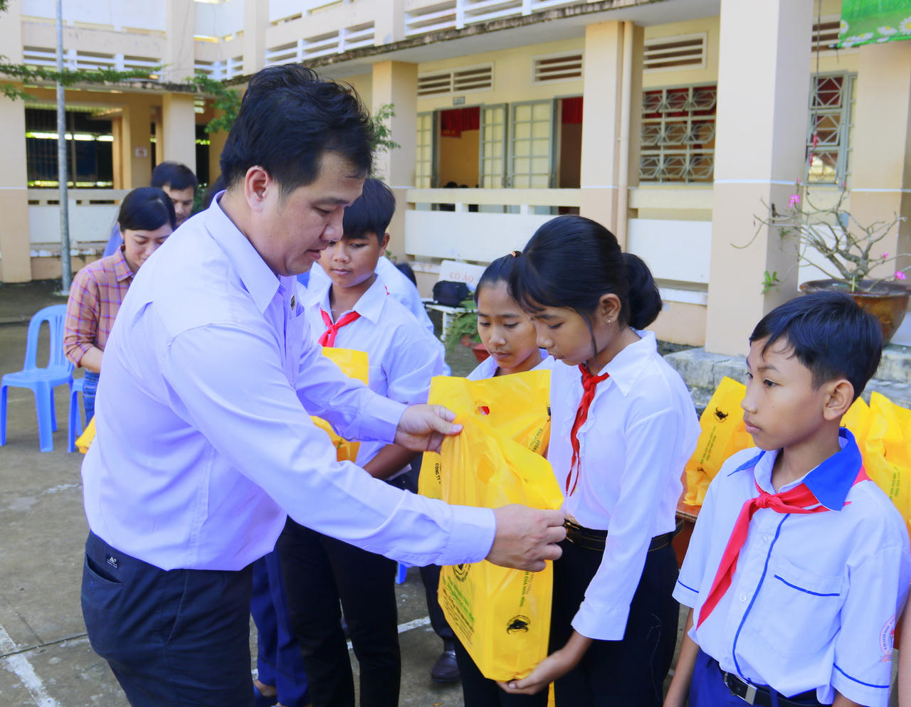 Trao 64.000 quyển vở “tiếp sức” đến trường cho trẻ em nghèo ĐBSCL