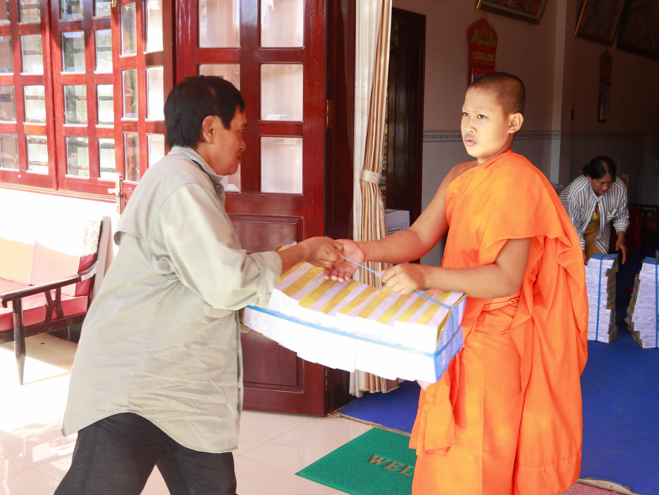 Trao 64.000 quyển vở “tiếp sức” đến trường cho trẻ em nghèo ĐBSCL