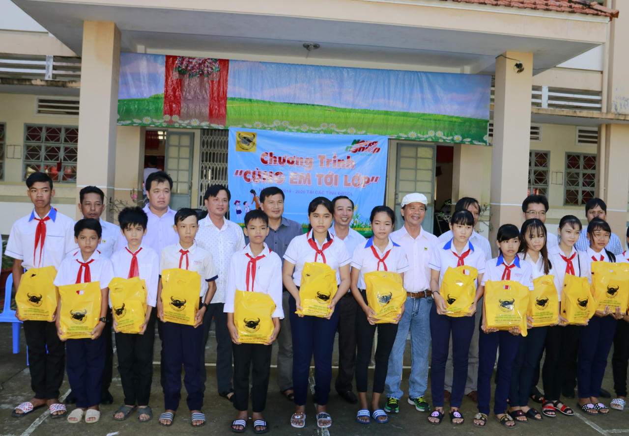 Trao 64.000 quyển vở “tiếp sức” đến trường cho trẻ em nghèo ĐBSCL