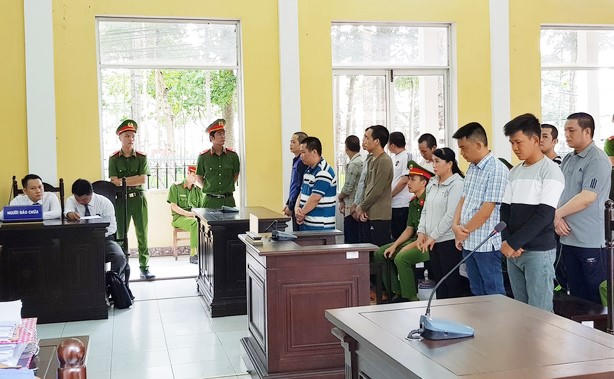 Chuyển thuốc lá lậu, cựu Đại úy công an lĩnh 4 năm tù