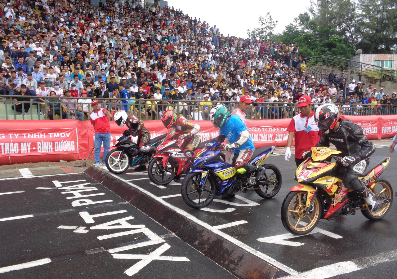 Ấn tượng màn tranh tài của các tay đua tại Giải đua xe mô tô toàn quốc dịp Quốc khánh 2/9