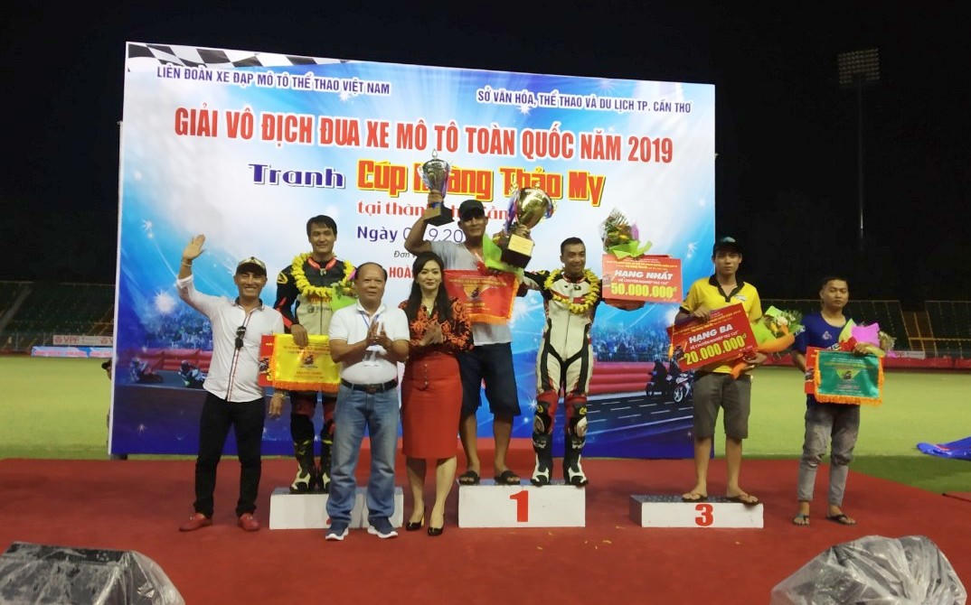 Ấn tượng màn tranh tài của các tay đua tại Giải đua xe mô tô toàn quốc dịp Quốc khánh 2/9