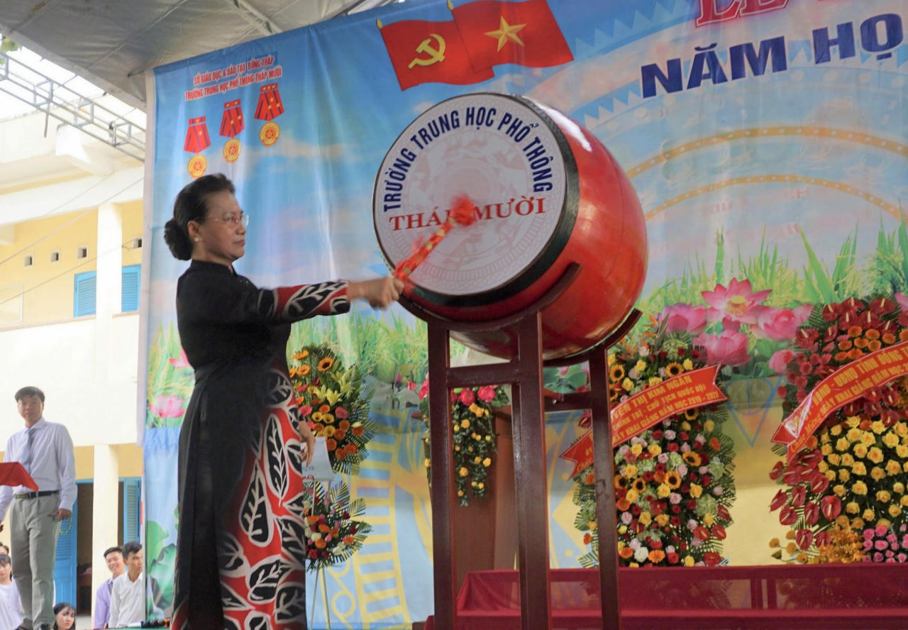 Chủ tịch QH Nguyễn Thị Kim Ngân: Phải khơi dậy niềm vui, niềm say mê học tập của các em