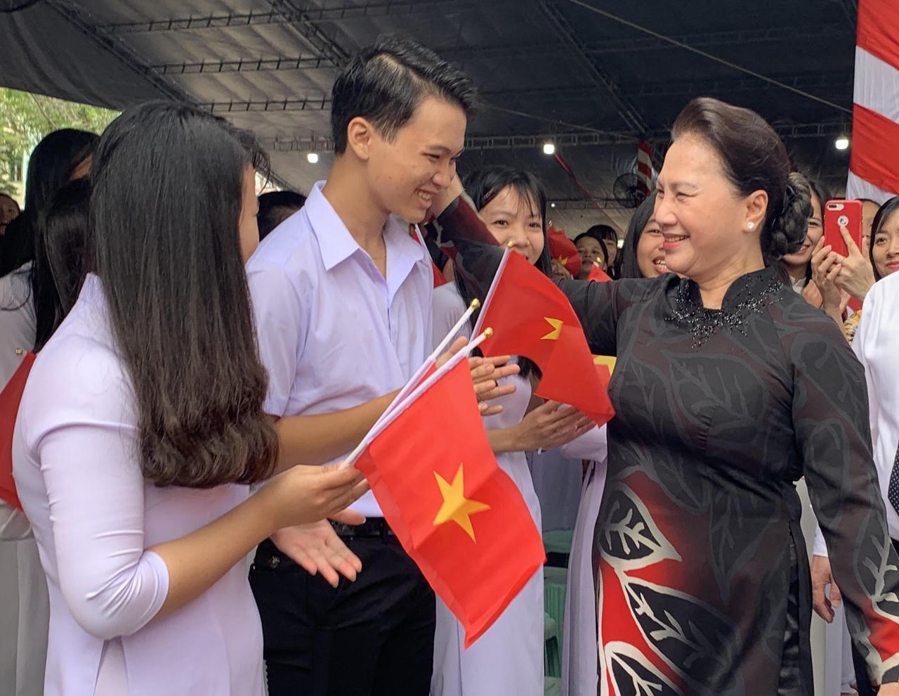 Chủ tịch QH Nguyễn Thị Kim Ngân: Phải khơi dậy niềm vui, niềm say mê học tập của các em