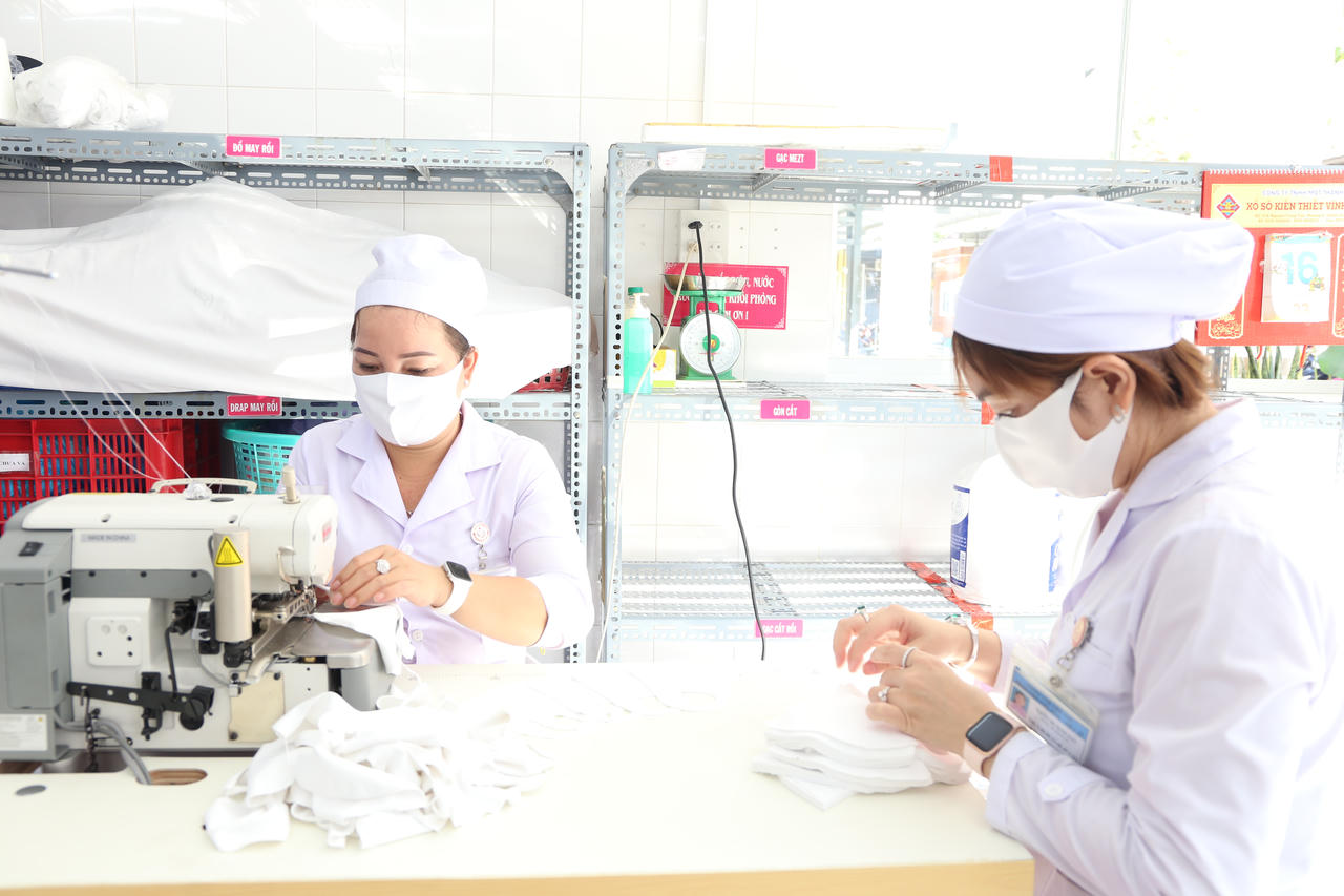 BV Phụ sản Cần Thơ may 1.000 khẩu trang tặng Mỹ chống dịch Covid-19