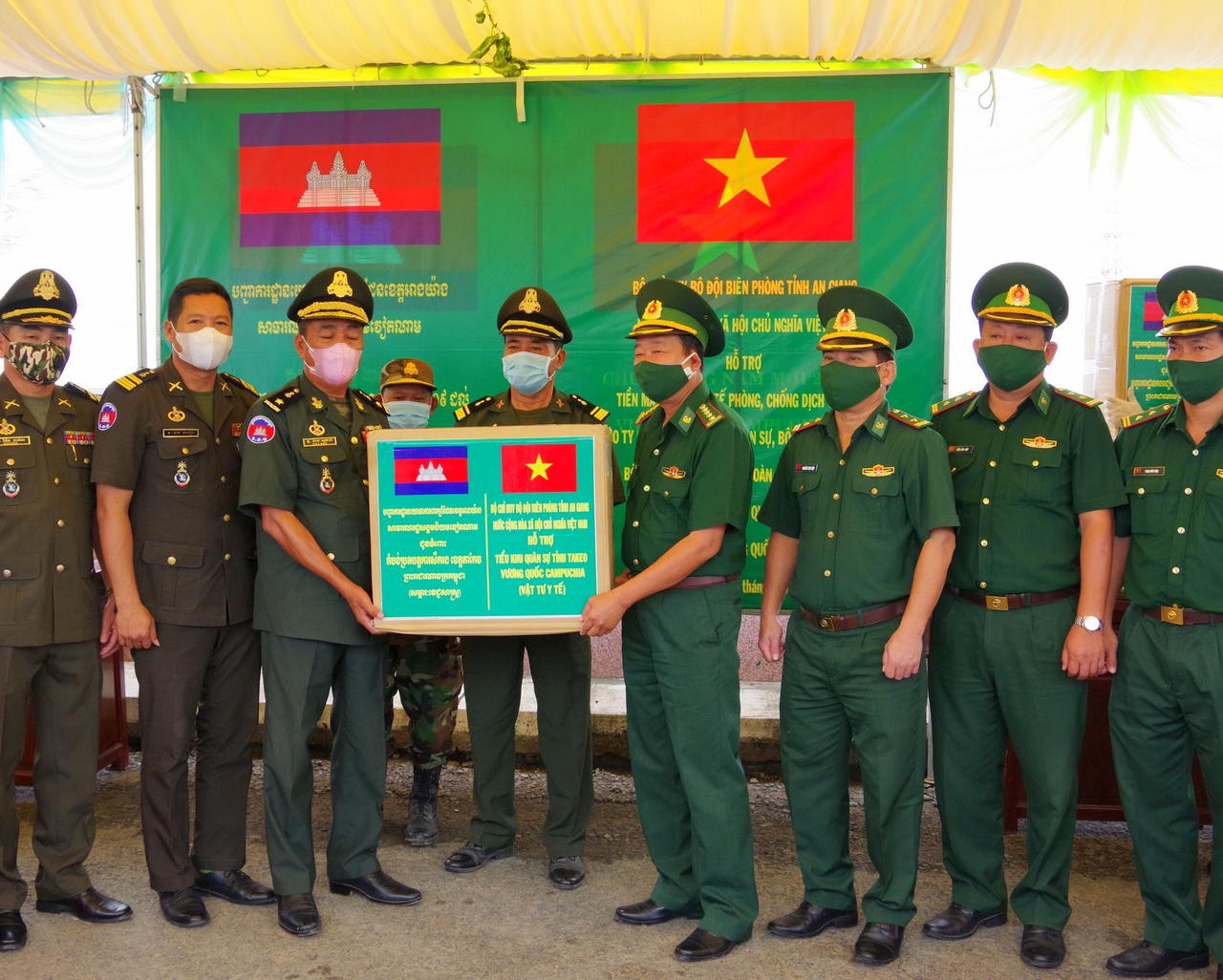 BĐBP An Giang hỗ trợ lực lượng bảo vệ biên giới Campuchia phòng, chống dịch Covid-19 