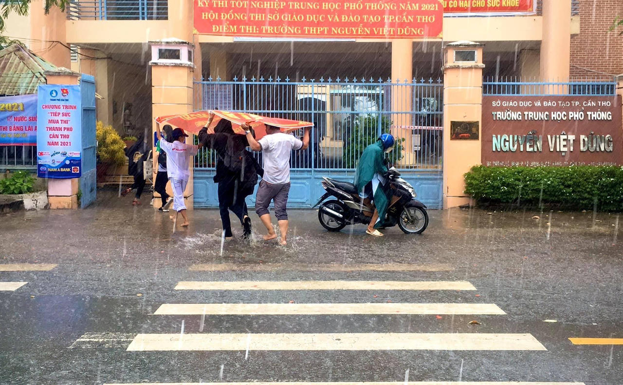 Phụ huynh Cần Thơ đội mưa đưa con đi thi tốt nghiệp THPT