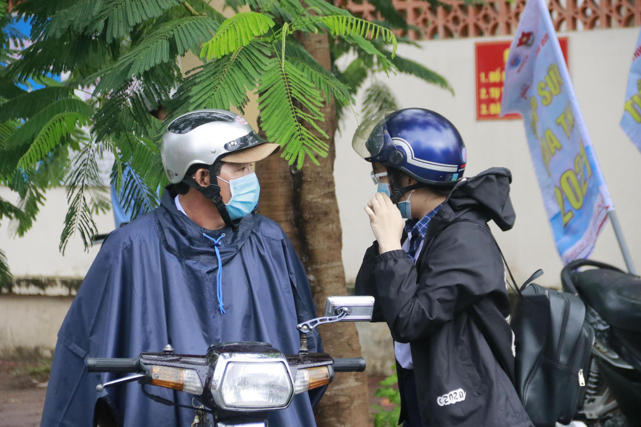 Phụ huynh Cần Thơ đội mưa đưa con đi thi tốt nghiệp THPT