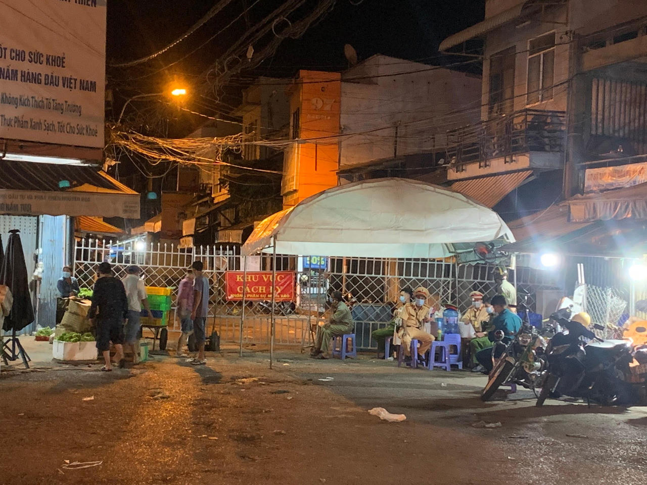 Cần Thơ phong tỏa 1 chợ đầu mối, thông báo khẩn về các ca nghi nhiễm trên địa bàn